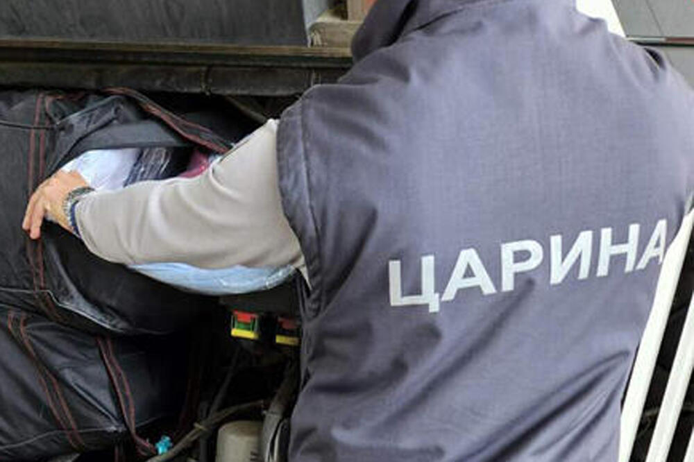 TURČIN SE KLEO DA NEMA NIŠTA DA PRIJAVI, KAD SU CARINICI NA BATROVCIMA OTVORILI KESE... Imali su šta da vide (FOTO)