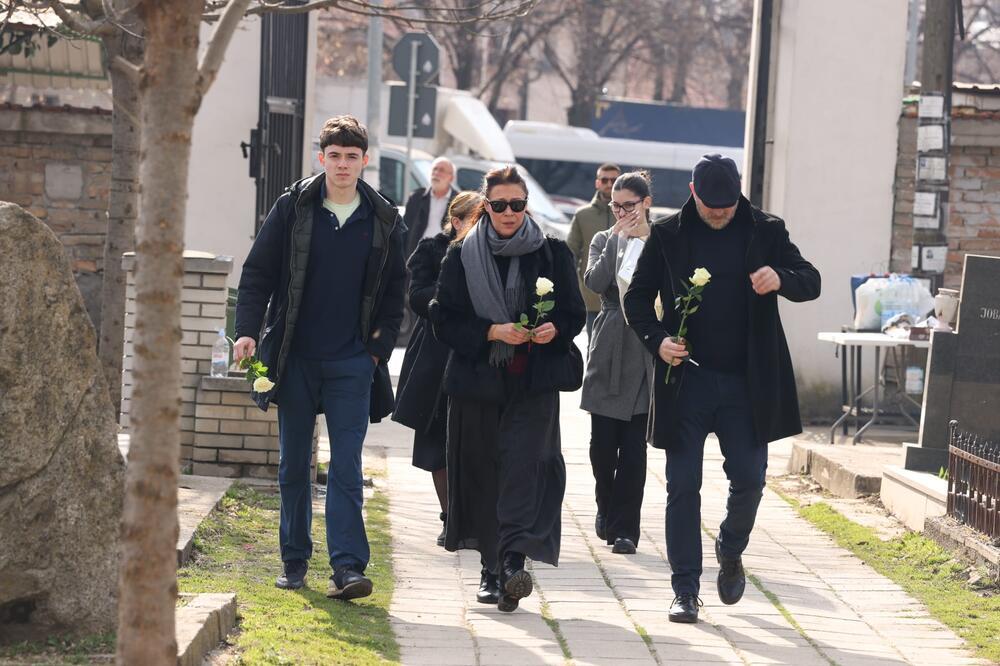 SAHRANA OCA MILOVANA: Udovica Nebojše Glogovca u SUZAMA, sinovi pokojnog glumca NEMI OD BOLA