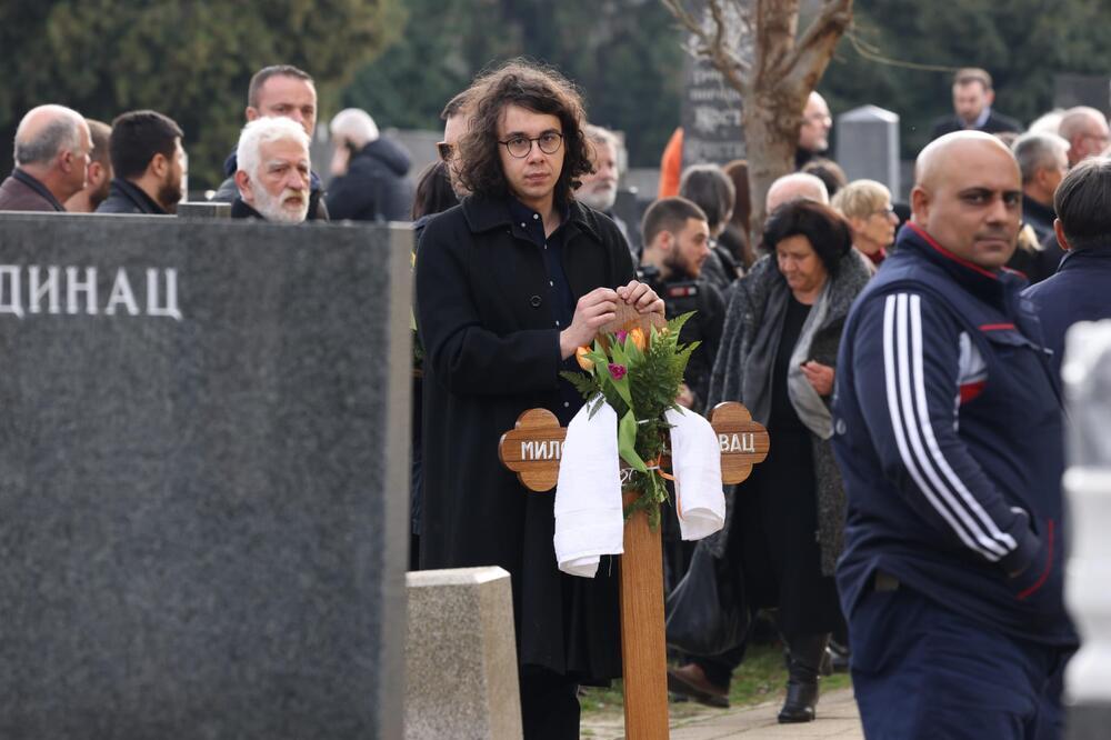 SAHRANJEN OTAC NEBOJŠE GLOGOVCA: Glumčevi sinovi nosili KRST I ŽITO, bolne scene sa groblja