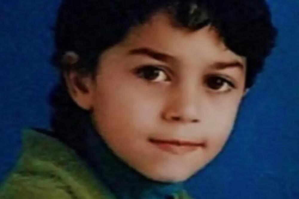 DANAS JE VELIKA ZVEZDA U NAŠOJ ZEMLJI, A NEKADA PRESLATKI DEČAK: Da li PREPOZNAJETE dete sa FOTOGRAFIJE?