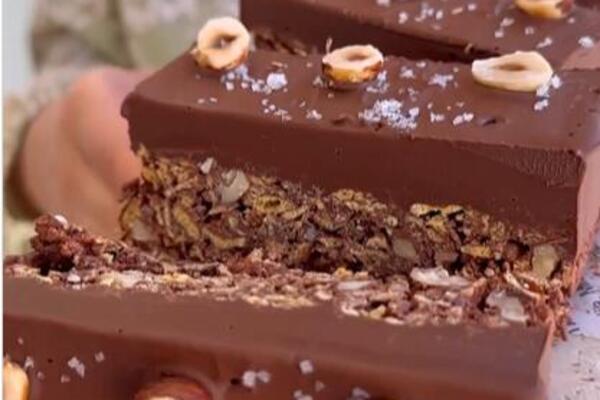 RECEPT ZA NAJHRSKAVIJI ČOKOLADNI KOLAČ, PRAVA RAPSODIJA UKUSA ZA SVA ČULA: Bolju poslasticu nećete naći (VIDEO)