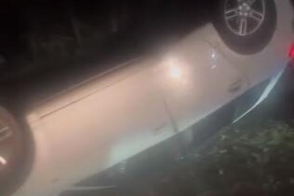 STRAVIČAN UDES NA KOŠUTNJAKU, JEDNO VOZILO PREVRNUTO NA KROV: Dva automobila završila pored puta (VIDEO)
