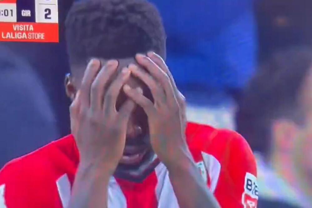 JEZIVE SCENE U PRIMERI: Navijaču pozlilo na tribinama, zvezda kluba odma počela da se moli za njega! VIDEO