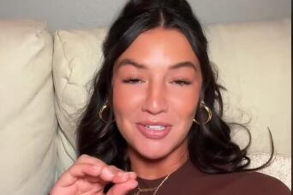 UHVATILA JE 22-GODIŠNJEG DEČKA POD TUŠEM SA NJENOM MAJKOM, PA SU ,JE POZVALI SA NJIMA: Prizor je SKAMENIO (VIDEO)