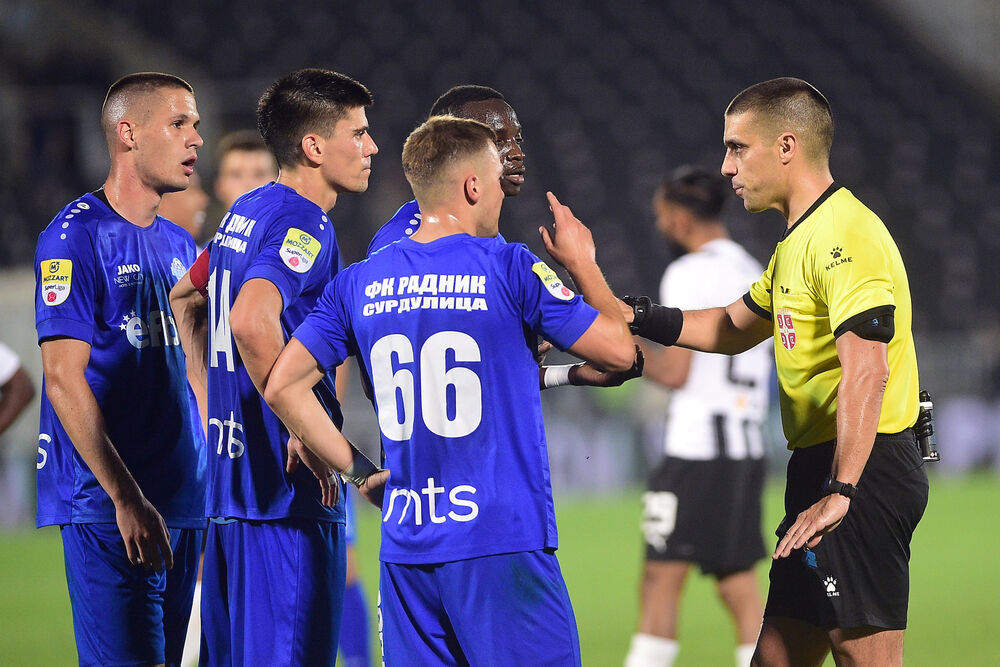 Fudbaleri Radnika iz Surdulice i sudija Dejan Trifković na utakmici protiv Partizana