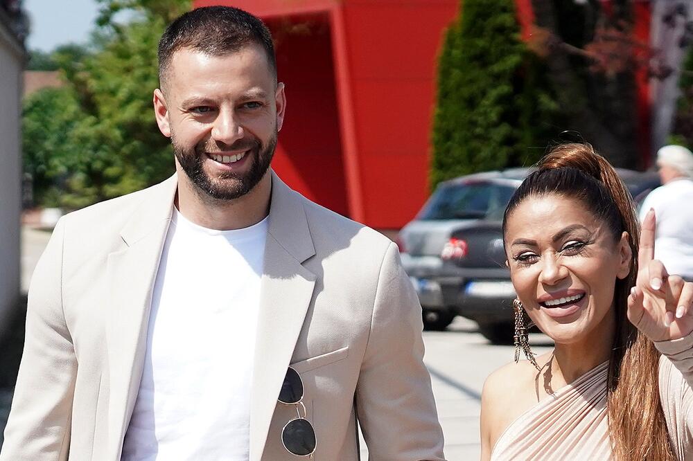 KOMŠIJE VIŠE NE ŽELE DA ĆUTE O MINI KOSTIĆ: Razvezli JEZIK pa OPLELI po pevačici, ovo se dugo KRILO OD NAS?