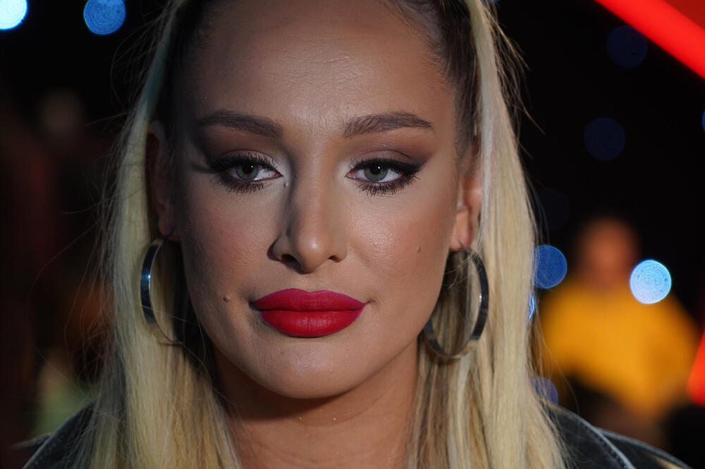 SVI SE PITAJU GDE JE MARKO NA OVOJ FOTKI: Luna Đogani UŽIVA SA PORODICOM, a jedno su svi primetili