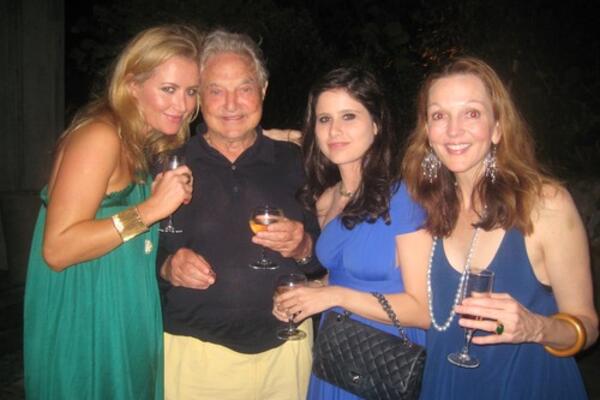 NAJMOĆNIJI DEKICA IMA 5 DECENIJA MLAĐU ŽENU: Kupa se u PARAMA, a devojke su PADALE na njega kao POKOŠENE