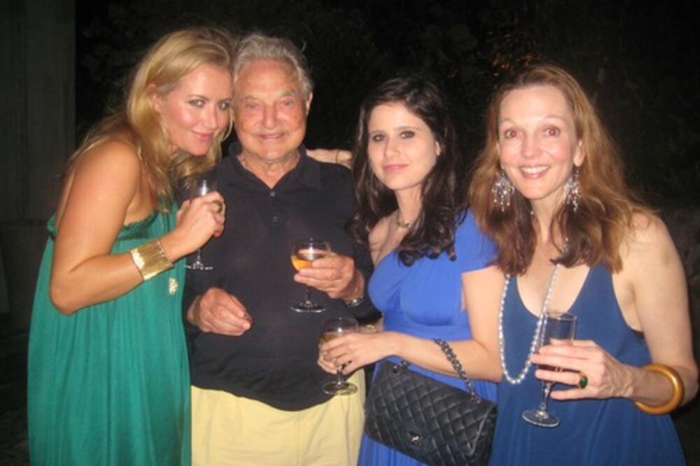 NAJMOĆNIJI DEKICA IMA 5 DECENIJA MLAĐU ŽENU: Kupa se u PARAMA, a devojke su PADALE na njega kao POKOŠENE