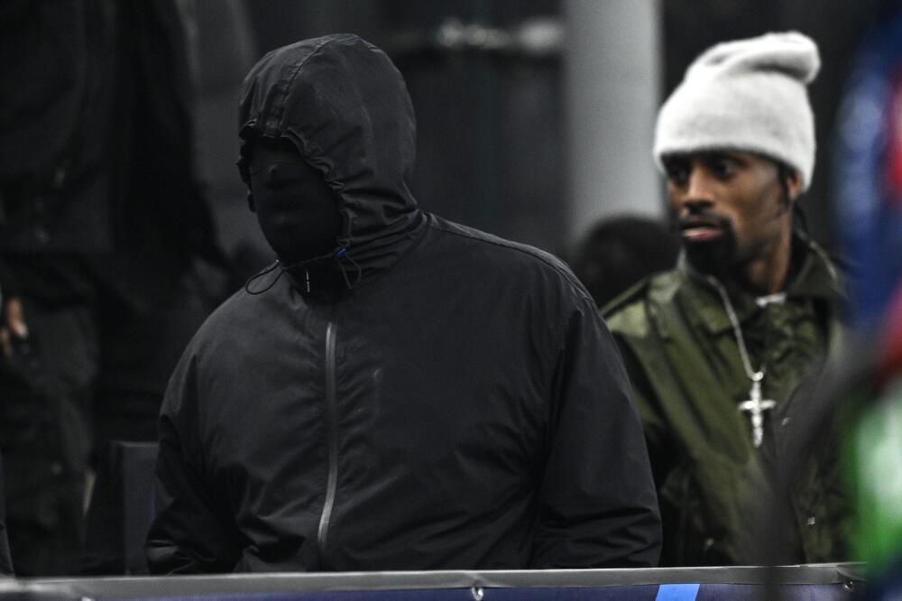 ŠOK NA MEČU LIGE ŠAMPIONA: Pojavio se sa FANTOMKOM, a onda je ceo svet saznao KO JE U PITANJU! VIDEO