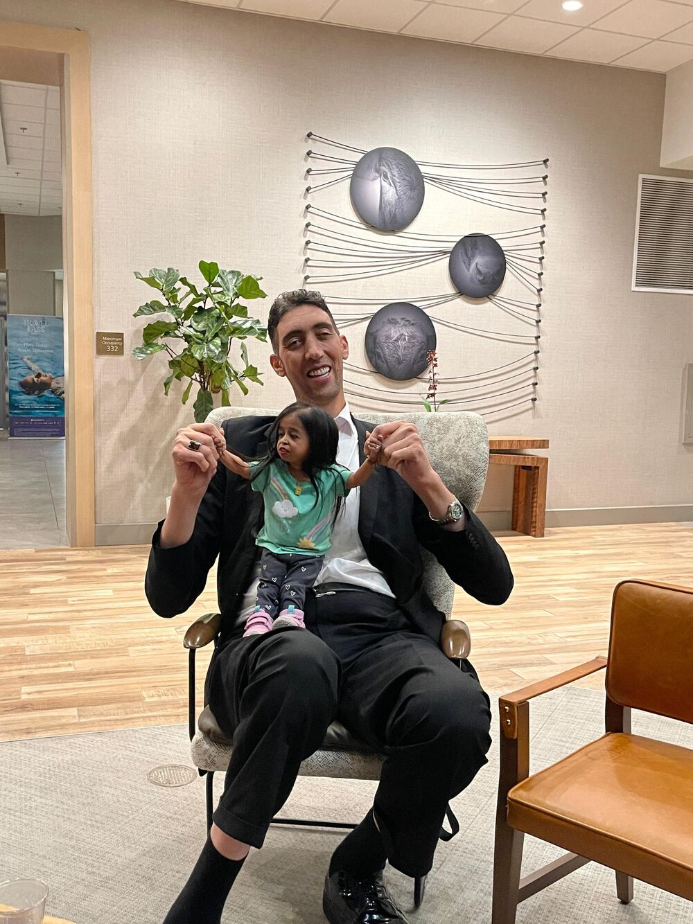 Ističe prednosti svoje visine pa kaže da može da vidi sa velike udaljenosti