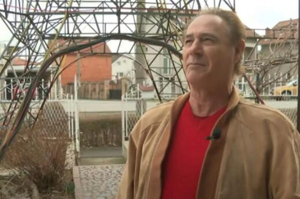 I MI AJFELOV TORANJ ZA TRKU IMAMO: Miško podigao KULU nasred DVORIŠTA u Sremčici, a ovako su REAGOVALE KOMŠIJE!