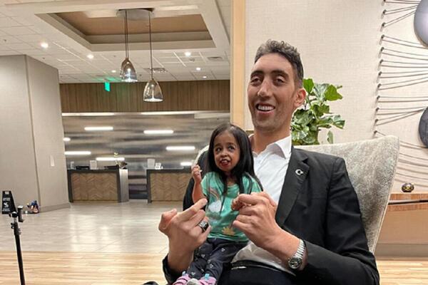 OVO SU GINISOVI REKORDERI NAJNIŽA ŽENA I NAJVIŠI MUŠKARAC NA PLANETI: Ona je nešto VIŠA od njegove CIPELE (FOTO)