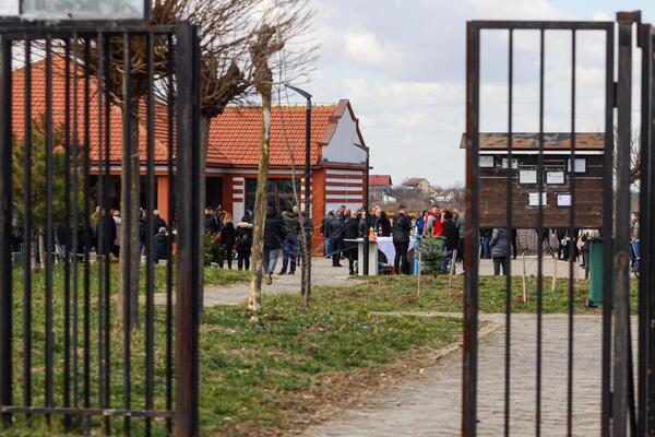 NA VEČNI POČINAK ISPRAĆEN UZ MELODIJU IZ FILMA "KUM": Milan Šuša sahranjen na GROBLJU u Starim Banovcima (FOTO)