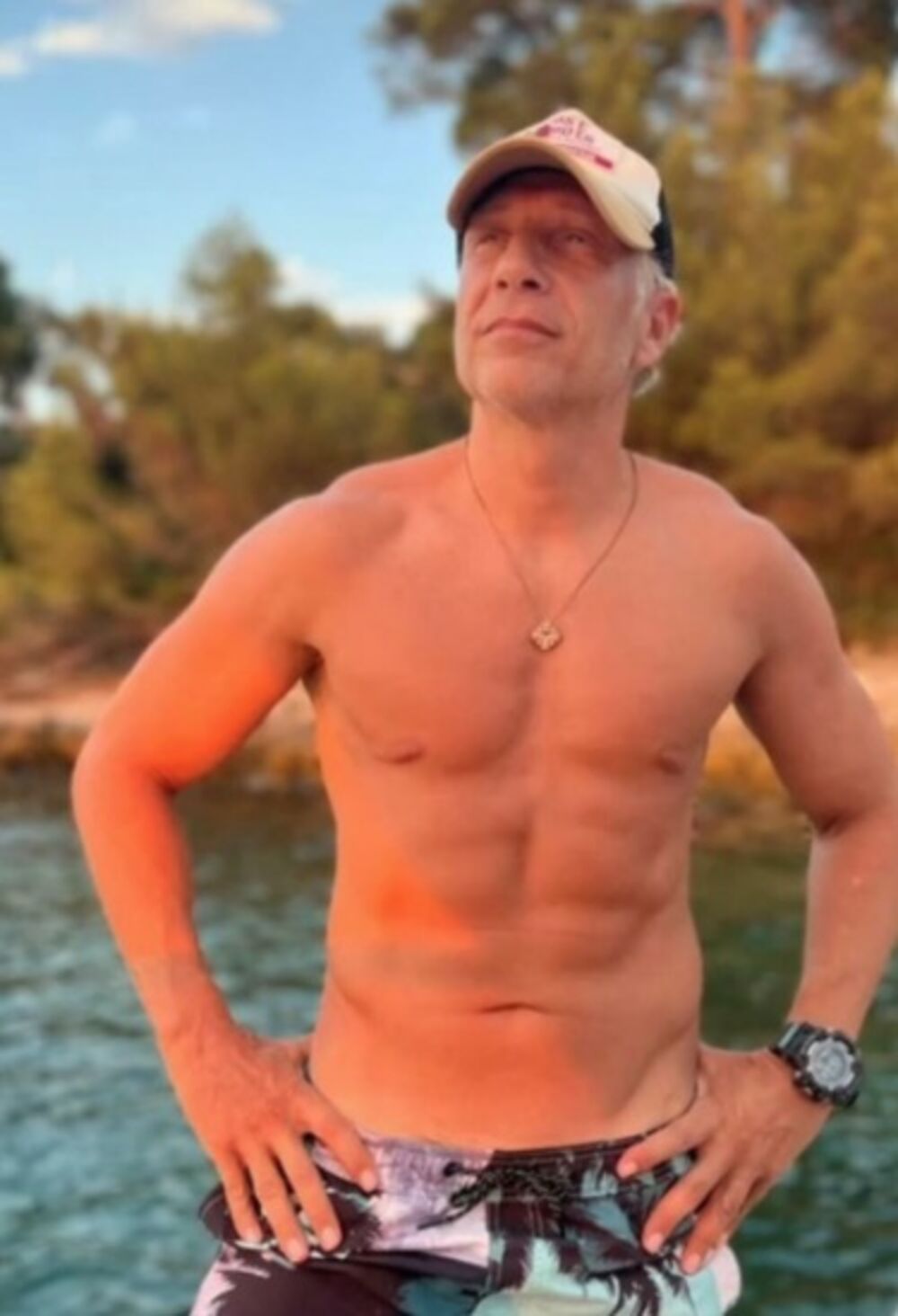 Ima godine, ali i isklesano telo