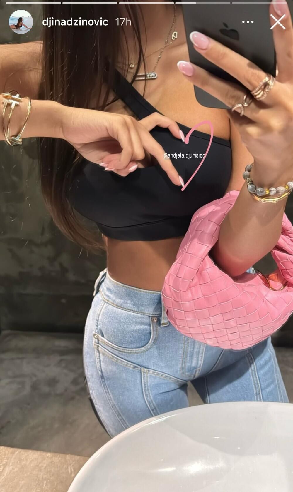 Nakit vredi baš mnogo, a o torbici da ne pričamo!