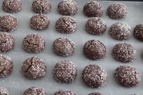STARINSKI RECEPT ZA ČOKOLADNE BOMBICE UVALJANE U KOKOS: Nema boljih sitnih kolača - fantazija za sva čula