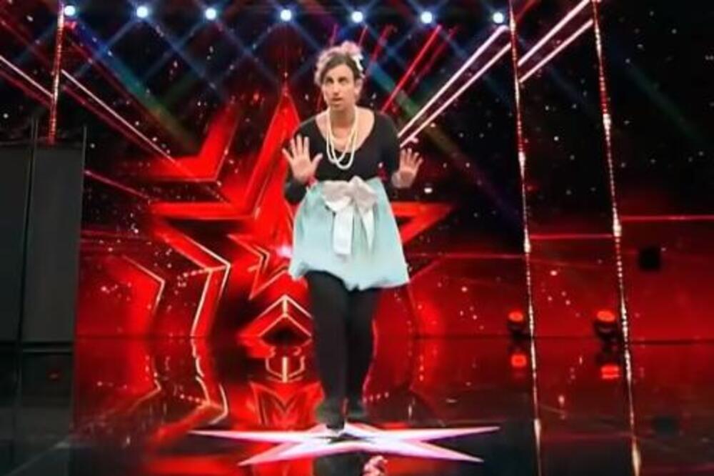 DEVOJKA ZADIGLA SUKNJU PRED ŽIRIJEM, UZELA KOBASICU I SVE OSTAVILA U ŠOKU: Sve se videlo, ljudi ZGROŽENI?! (VIDEO)