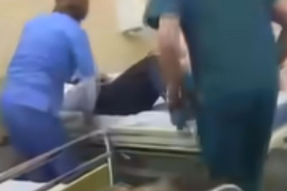 STRAVIČAN SNIMAK IZ HITNE POMOĆI: Medicinska sestra i nosač MALTRETIRAJU nemoćnog deku, prizor PARA DUŠU (VIDEO)