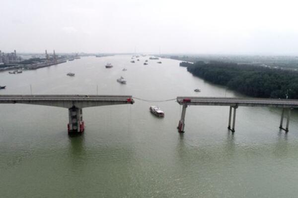 KATASTROFA NA BISERNOJ RECI: Barža udarila u most, DVOJE POGINULO (FOTO)