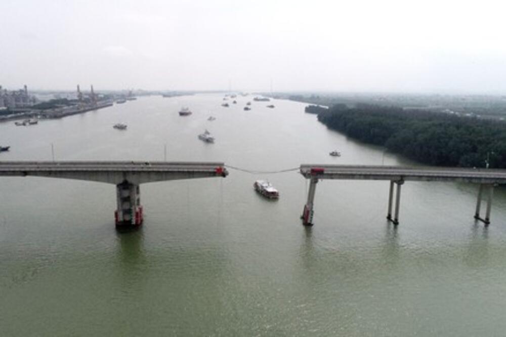 KATASTROFA NA BISERNOJ RECI: Barža udarila u most, DVOJE POGINULO (FOTO)