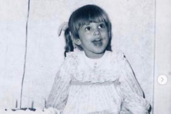 DA LI ZNATE KO JE DEVOJČICA SA SLIKE? Proslavila je 58. rođendan, a danas izgleda BOLJE NEGO IKAD (FOTO)