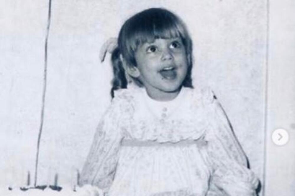 DA LI ZNATE KO JE DEVOJČICA SA SLIKE? Proslavila je 58. rođendan, a danas izgleda BOLJE NEGO IKAD (FOTO)