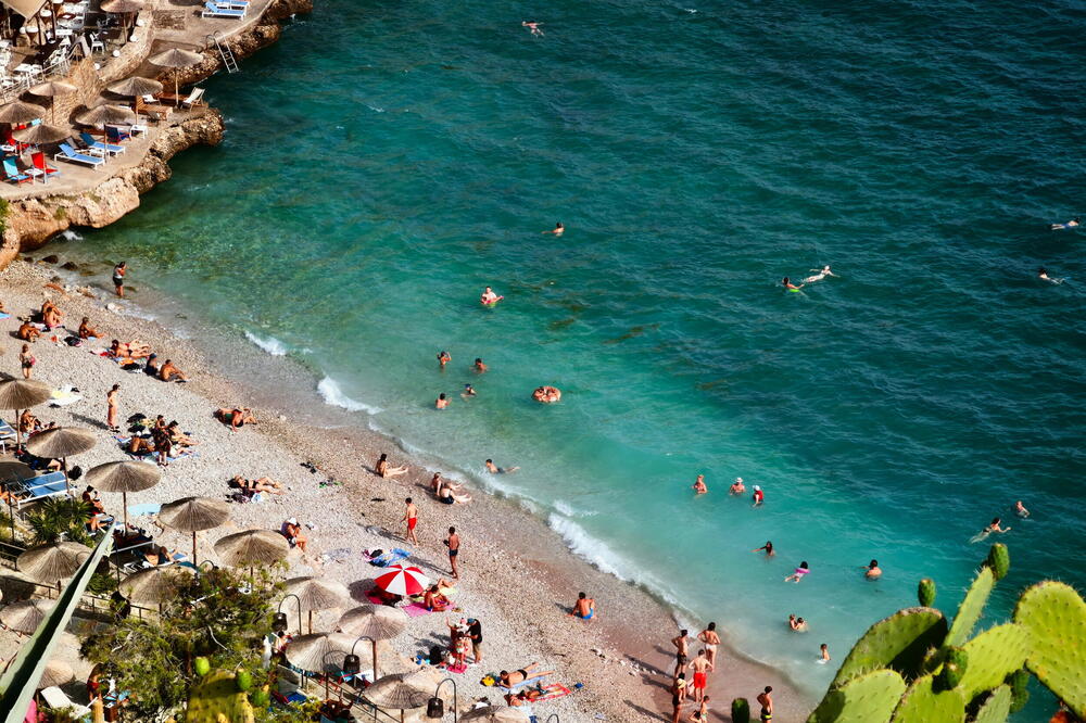 Jedna od najpopularnijih plaža hitno zatvorena! 116 osoba završilo u bolnici nakon kupanja, među njima 73 dece