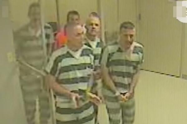 ČUVAR USRED ZATVORA POČEO DA JAUČE I HVATA SE ZA GRUDI, PA PAO NA POD: Ono što su zatvorenici uradili, SNIMLJENO JE