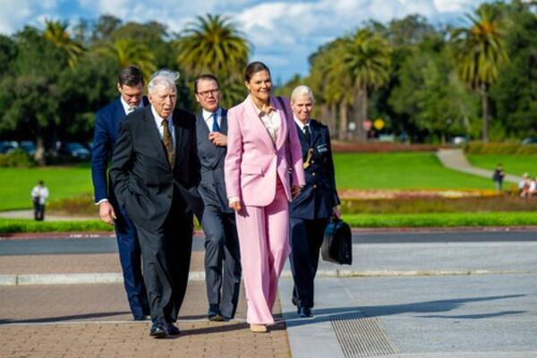 ISMEJAVALI SU PRINCEZU KADA SE UDALA ZA MOMKA SA SELA: Sada je njihova ljubav JAČA NEGO IKAD, a svi im ZAVIDE! FOTO