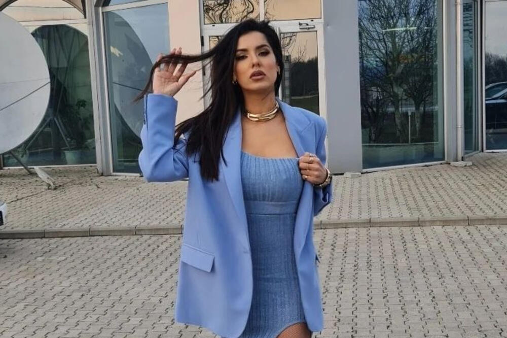 OVOM POKLONU NIJE SE NADALA NI ZA 3 ŽIVOTA! TANJU SAVIĆ ISTETOVIRAO NEPOZNATI MUŠKARAC: Cela LEĐA u znaku PEVAČICE