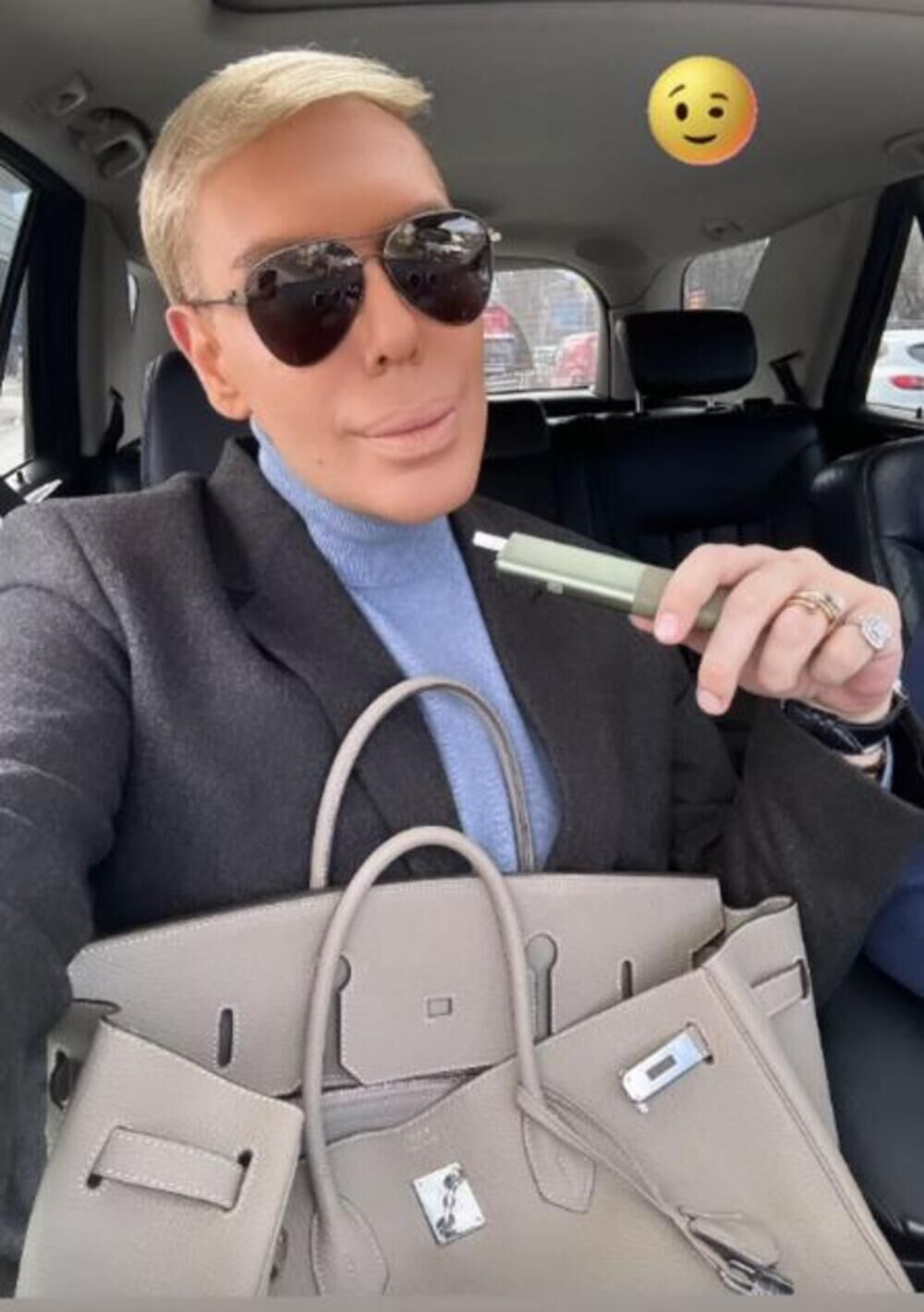 Objavio novu fotku, sveže ofarban sa skupocenim nakitom, a ovaj detalj su svi primetili