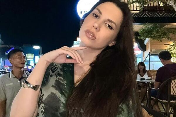 ZGODNA VODITELJKA RTS-A POKAZALA KAKO UŽIVA SA VLADIMIROM (51): Blago njemu kad se budi pored OVAKVE MAČKE