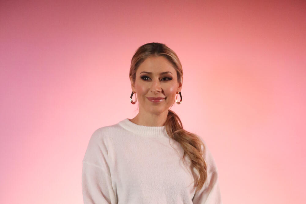 VODITELJKA RTS LEPOTOM OSTAVLJA BEZ DAHA, A TEK DA JOJ VIDITE SESTRU: Mlađa je od nje 4 godine, FATALNA PLAVUŠA