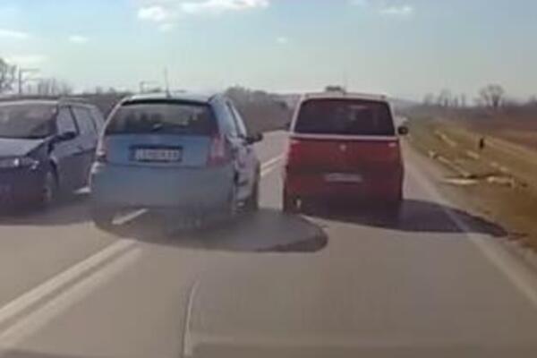 POTEZ OVOG VOZAČA NA IBARSKOJ MOGAO JE DA GA KOŠTA ŽIVOTA: Sve je snimljeno, ZANEMEĆETE OD PRIZORA (VIDEO)