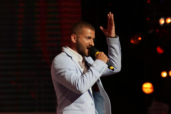 NAŠ PEVAČ UMALO ZAVRŠIO IZA REŠETAKA: Uzeli mu DOKUMENTA, evo kako se DRAMA odvijala