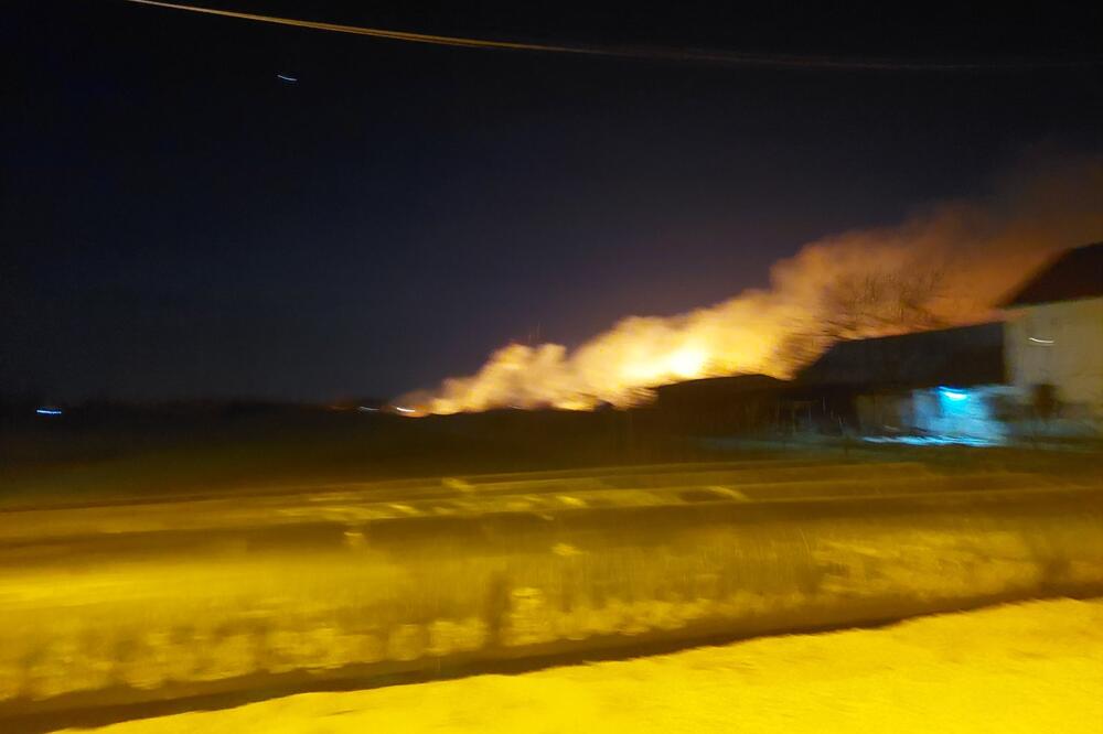 VELIKI POŽAR IZBIO U SELU ZVEČKA KOD OBRENOVCA: Vatrogasci stigli na lice mesta, MEŠTANI U STRAHU, DIM SE ŠIRI