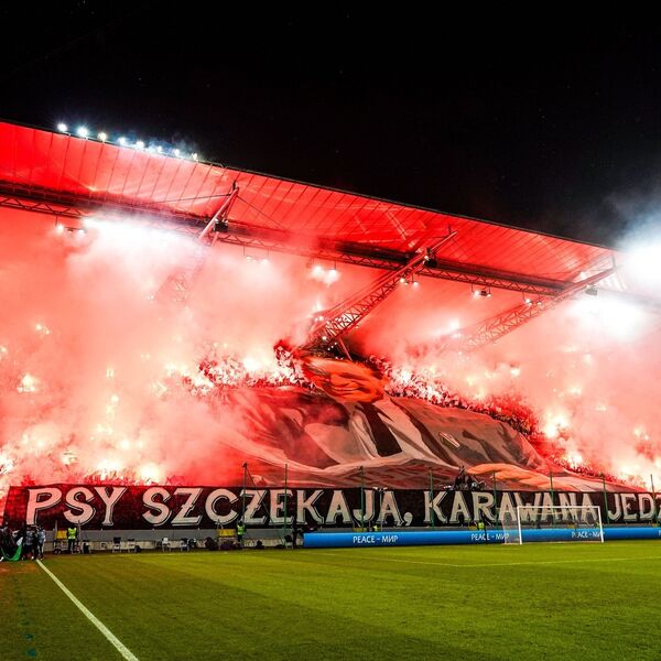 "IZNENAĐENJE, KU***NI SINOVI!" Navijači Legije iz Varšave brutalno odgovorili UEFA zbog zatvorene tribine (FOTO)