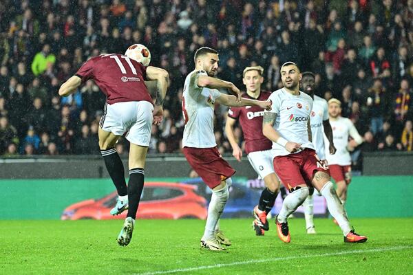 OPŠTI HAOS I ŽESTOKO LEMANJE: Fudbaleri Sparte i Galatasaraja u STRAŠNOM obračunu, sevale pesnice! (VIDEO)