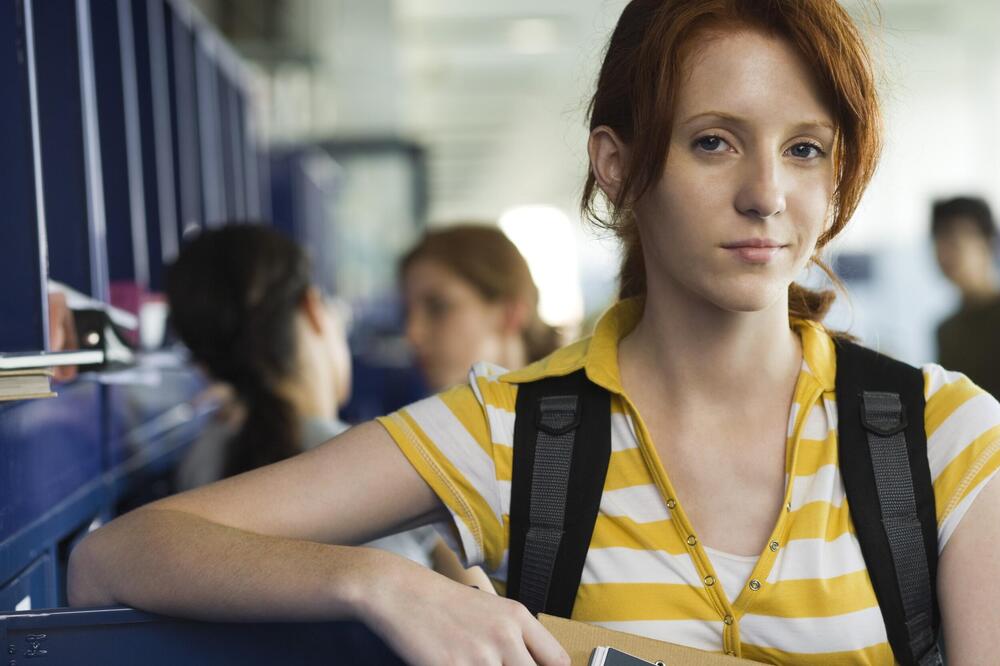 DALA JE PROFESORU BEO PAPIR NA KOJEM BILO NIŠTA I DOBILA ČISTU DESETKU: Kad je video šta je trik, ZGRANUO SE