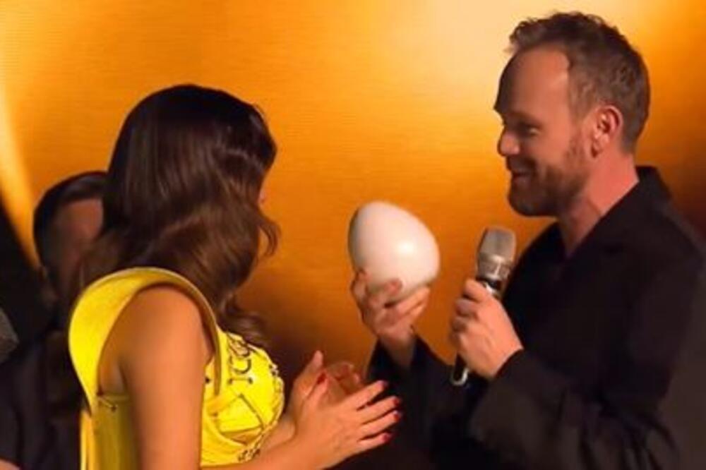 ŠOK I NEVERICA U UŽIVO PROGRAMU! VODITELJ SRAMNO PONIZIO SEVERINU: "Mislim da držanje jaja tebi bolje stoji"