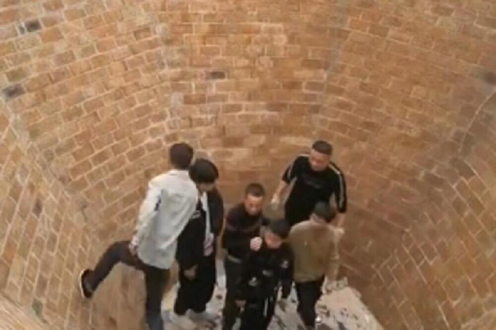 OVAJ ČOVEK SE IZVUKAO IZ RUPE NA NAČIN KOJI SE PROTIVI LOGICI I GRAVITACIJI: Ljudi ostali u ČUDU ne veruju šta RADI