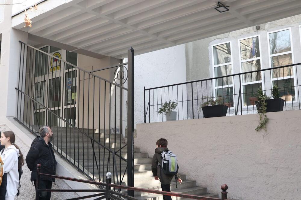 NASTAVA U "RIBNIKARU" NIJE NI PREKINUTA: Đaci NESMETANO ULAZE u ŠKOLU!