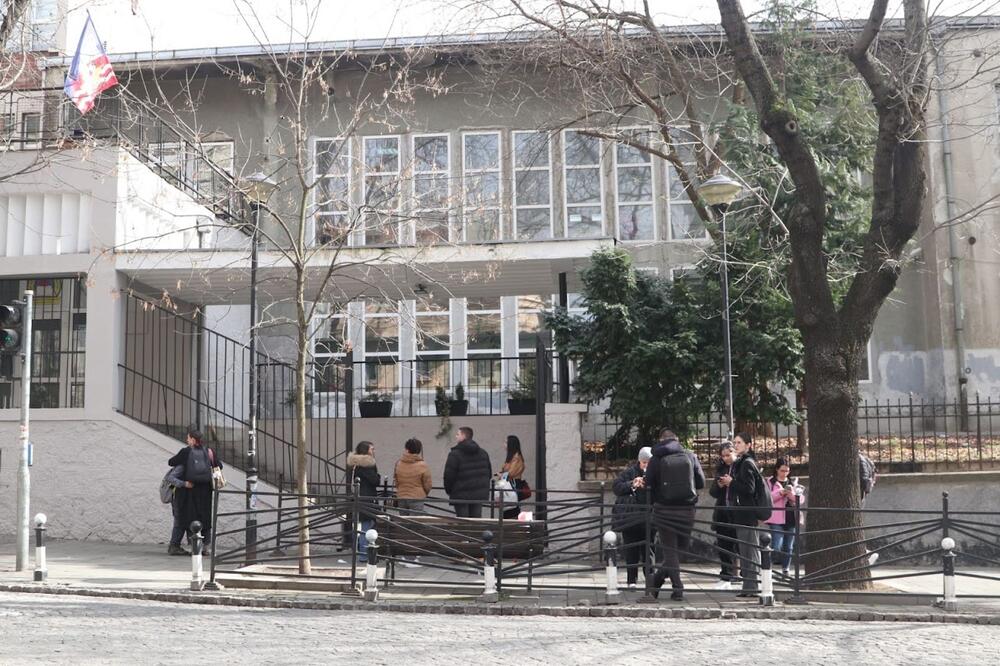 ODRŽAN JAVNI ČAS ISPRED "RIBNIKARA" NAKON ŠTO JE KOD UČENIKA 8. RAZREDA PRONAĐEN NOŽ: Roditelji i đaci se okupili