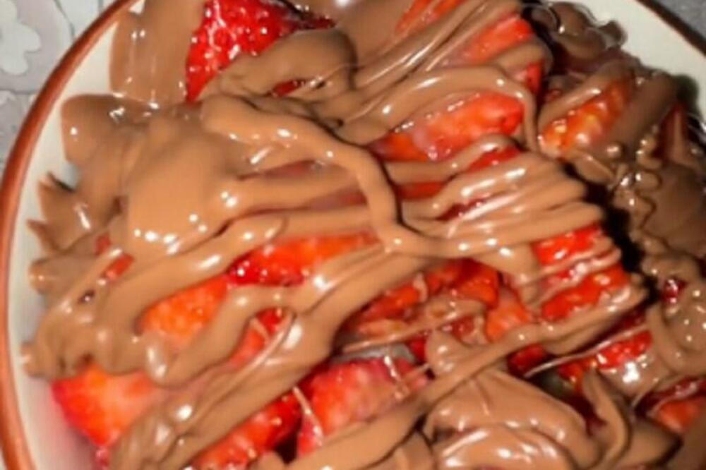 OVAJ VIDEO IMA 184 MILIONA PREGLDEDA NA TIKTOKU: Obične JAGODE postale mega HIT ljudima ništa nije jasno (VIDEO)