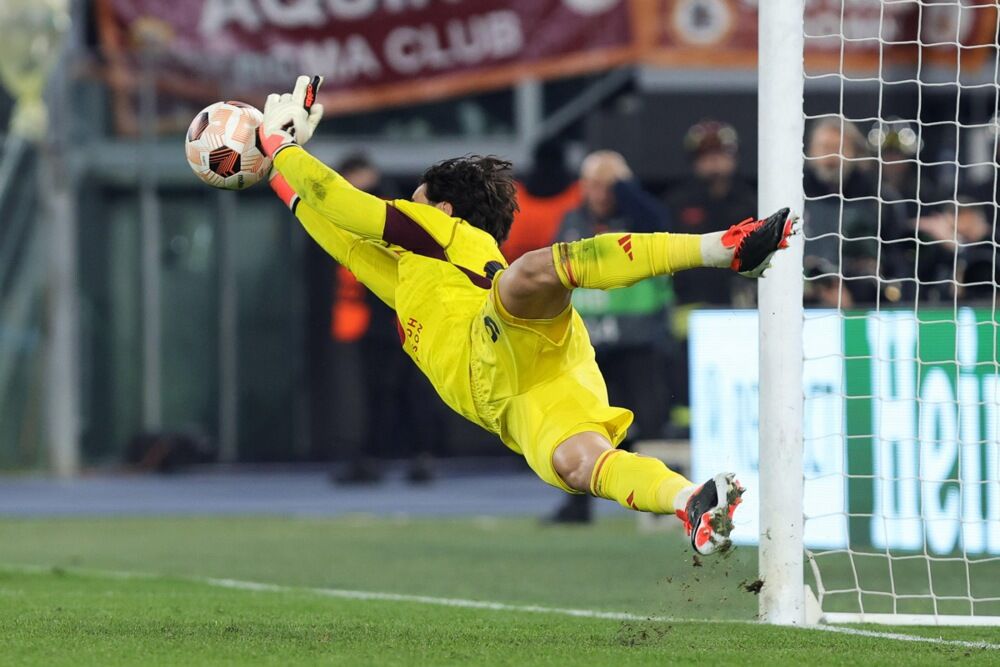 Mile Svilar brani jedan od penala na utakmici Rome i Fejnorda