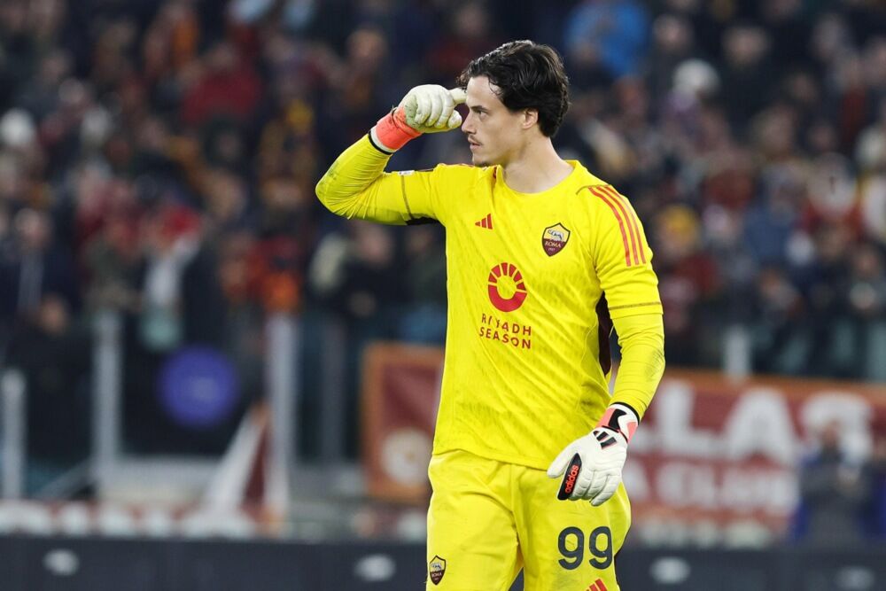 Mile Svilar slavi jedan od odbranjenih penala na utakmici Rome i Fejnorda