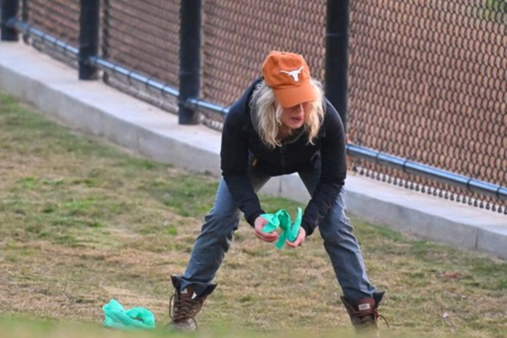 ŽENO, JESI LI OVO STVARNO TI? U NEUREDNOM izdanju izašla na ULICU: Sa ČUPAVOM KOSOM se sagla da pokupi PSEĆU KAKU