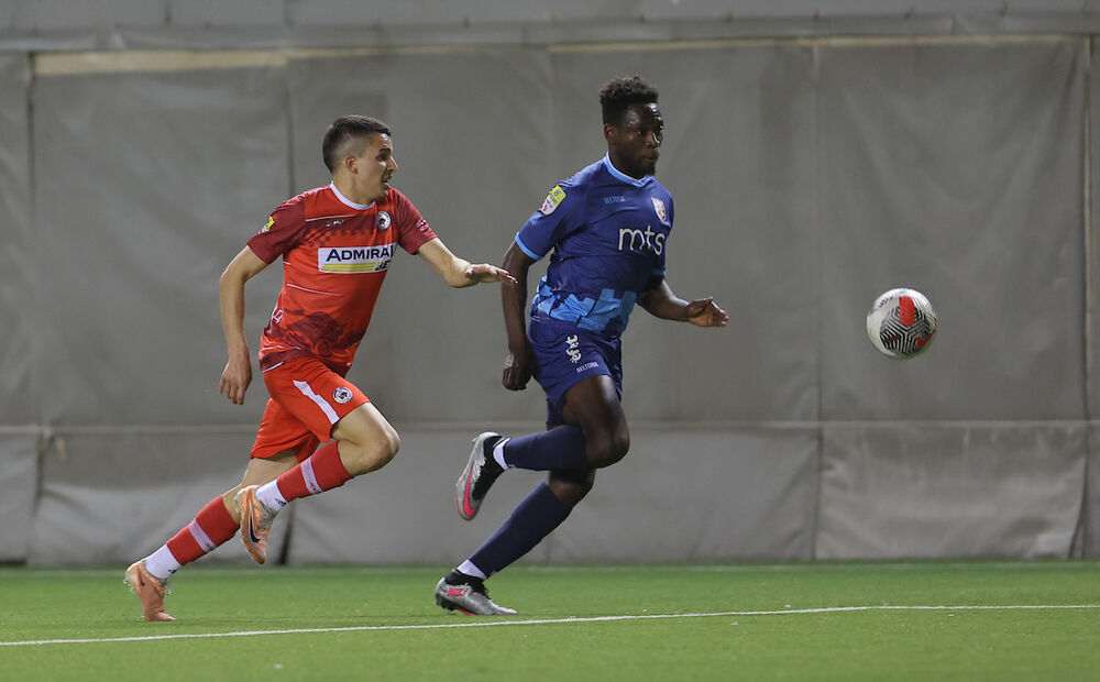 Jusuf Bamidele (plavi dres) na utakmici IMT-a i Radničkog iz Niša