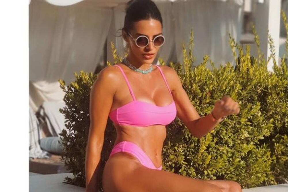 Kupaći se jedva stoji na mestu, intima samo što ne sevne: Bojanino poprsje da prsne - ako ste stidljivi ne ulazite